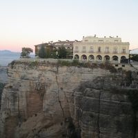 絶壁に建つパラドールホテル全景