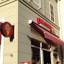 メインストリート沿いの路面店。吸い寄せられていきます