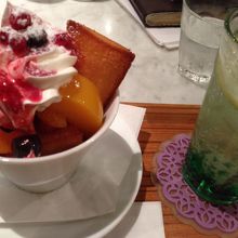 フルーツパフェとソーダのセットを頼みました。良い盛りです！