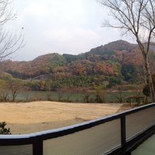 露天風呂からは名残りの紅葉が