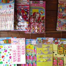 駄菓子やおもちゃ・・・。