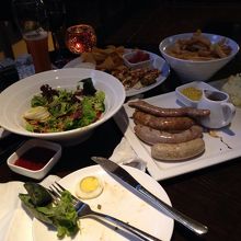 机の上がいっぱいに。