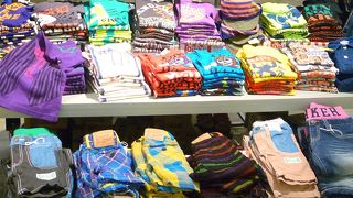 色とりどりの子供服が有る