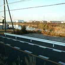 上総清川駅の手前あたりでは海に近いからか広い川幅です。