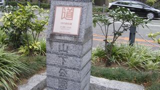 横浜の山下公園とホテルニューグランドの間の通り