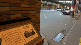 創成川通り沿いの歩道横に