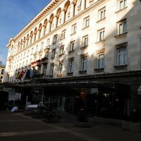 ソフィアの街の中心にあります。地下鉄の駅はホテルの目の前です