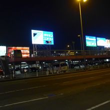 空港を出たところ