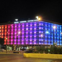 夜の外観、室内からの七色に変化する漏れた明かりが観れます。