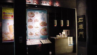 映画館のとなりで落ち着いている