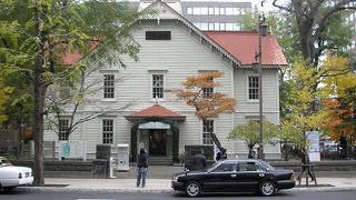 都会のビルの谷間の4階建ては見過ごしかねない高さで