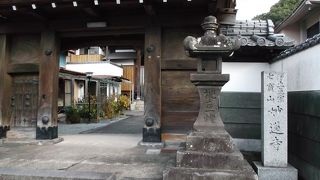 山門･庫裡が移築建造物とか、著名画伯の墓碑など・・