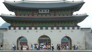 再々建されたいわくつきの門