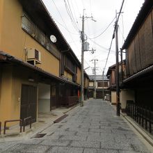 周りにお茶屋が並ぶ。