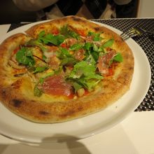 地元野菜のピザ