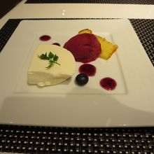 デザート盛り合わせ　パンナコッタとカシスシャーベット