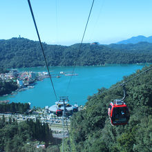 湖のほとりからあがるロープウェー、とても景色が良い