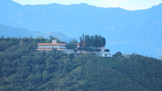日月潭の湖岸の高台に立つ
