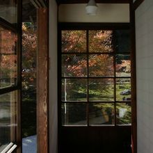 廊下から見る紅葉
