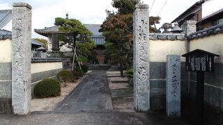 植木の参道と菊花紋瓦の山門・・見てみよう！