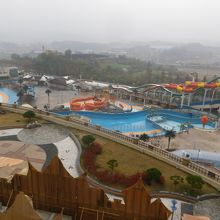 ホテル客室から見る屋外のレジャー施設