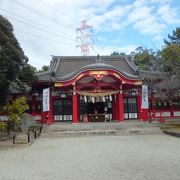 赤い本殿の稲荷神社