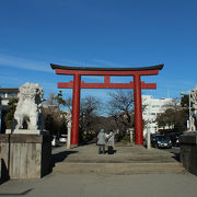 若宮大路の真ん中にある