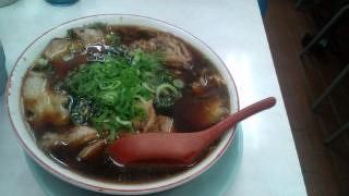 黒いラーメンと黒いやきめしが美味