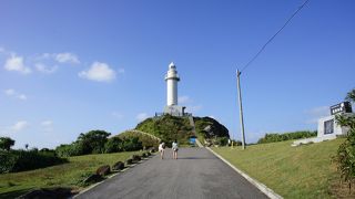 白い灯台が存在感あり