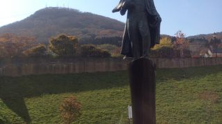 函館港を見下ろすように建つ