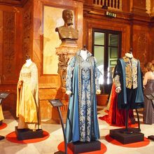 豪華な舞台衣装の数々