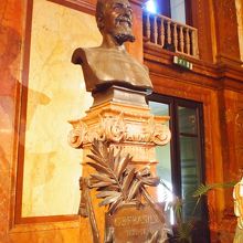 劇場の設計・建築を担当したバジーレの胸像