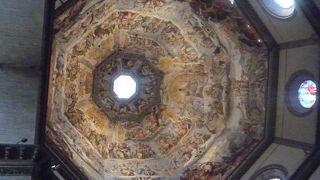 ドーム型の屋根が特徴