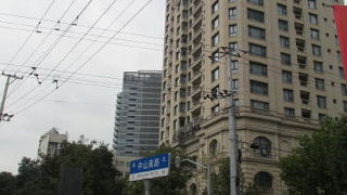 上海の十六舗・毛家園路は高級マンションに変わり、昔穀物類業者の集まった豆市街の道標が残るのみ。