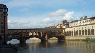 ジュエリーショップが軒を連ねる