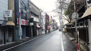 通りの横に川があり風情あります