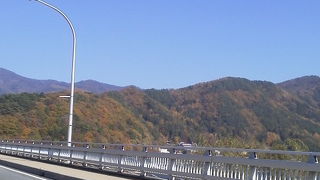 湖を縦断している「河口湖大橋」