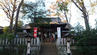 洗足池のほとりにある由緒ある神社