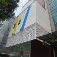 カラフルな色合いのアクセントがある外観