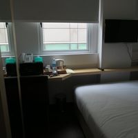 狭いながらも清潔感のある室内