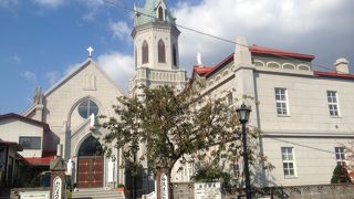 赤い屋根と風見鶏が特徴