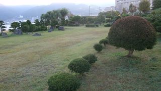 諏訪湖の東湖畔に南北に広がる公園