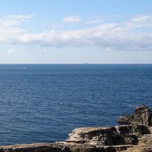 広大な海と三段壁