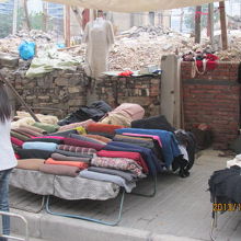外倉路沿いの露店の生地屋、