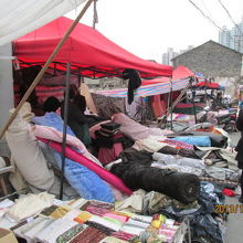 道端にテントを張って商売をする。