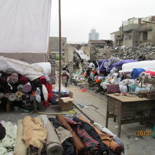 廃屋の隣で商売、