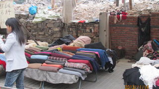 上海の十六舗・南倉路は廃屋の中を進んで行きます。昔も今も服飾関系の業者の集まった所。