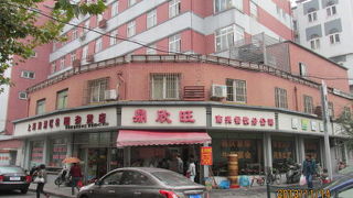 上海の十六舗・多稼路は片側がマンションで、片側は廃屋、再開発の境目の路です。