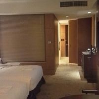 バスルームのシェードを閉めると。