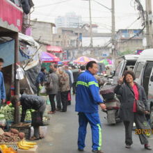 廃屋の中の路上市場。